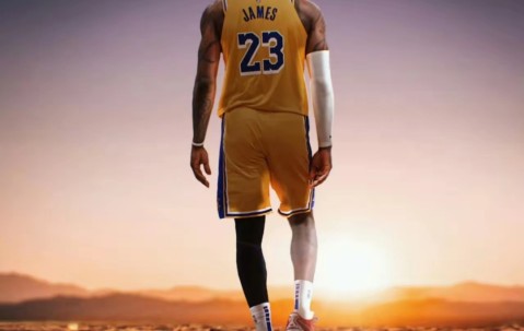 开云-詹姆斯回归赛场，势不可挡首场状态亮眼，曼联观众沸腾！的简单介绍