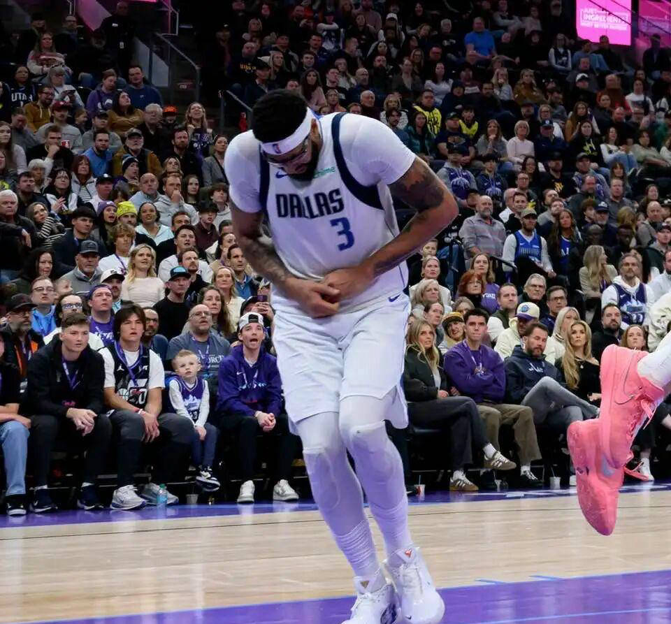 浓眉哥在独行侠比赛中关键助攻，比分优势明显引发热议！的简单介绍